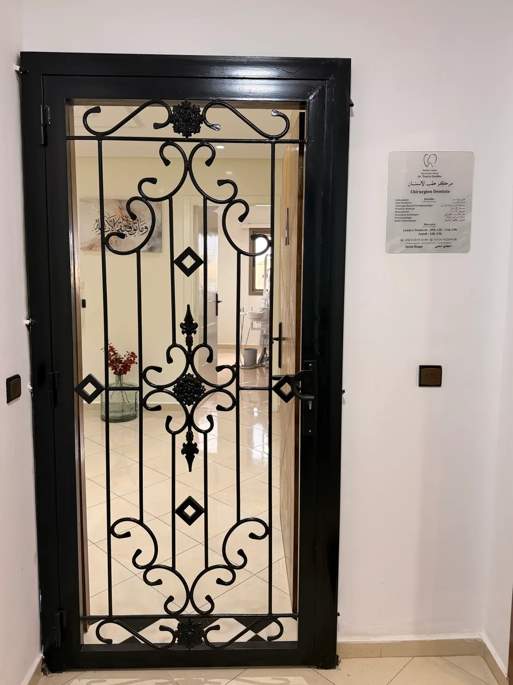 La porte du cabinet au 2e étage, avec la plaque de Dr Touria OUABBA