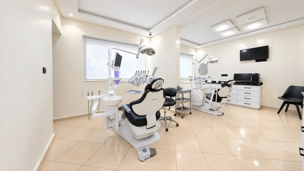 La salle de soins et ses deux fauteuils dentaires